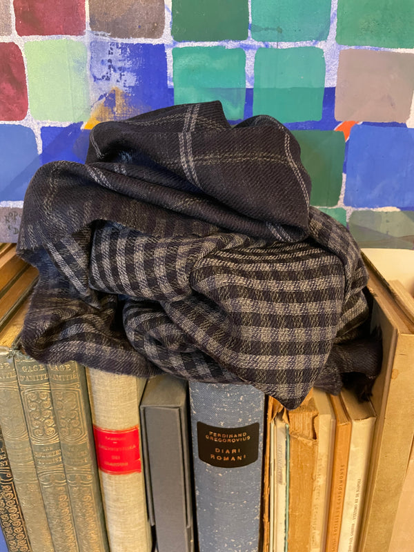 Scialle Blue Checks lana seta quadri blu Kashmir vista frontale