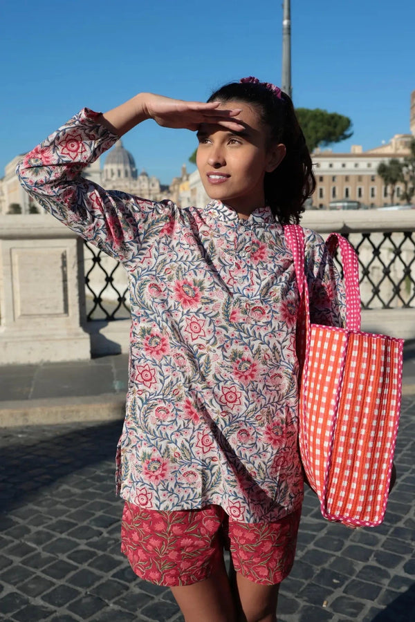 Kurta donna cotone stampato fiori rosa e foglie verdi su fondo bianco vista frontale