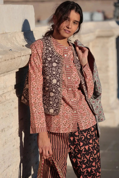 Camicia Bibi Budleia indossata su modella con gilet Roma Ponte Sant'Angelo sfondo
