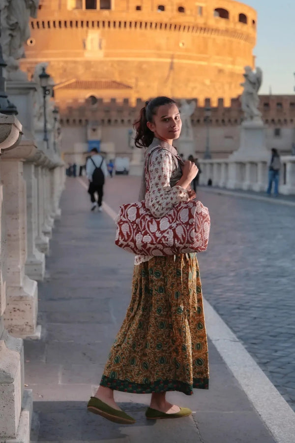 Modella con camicia Bibi Palm cotone stampato look Fabindia Roma Castel Sant'Angelo sfondo