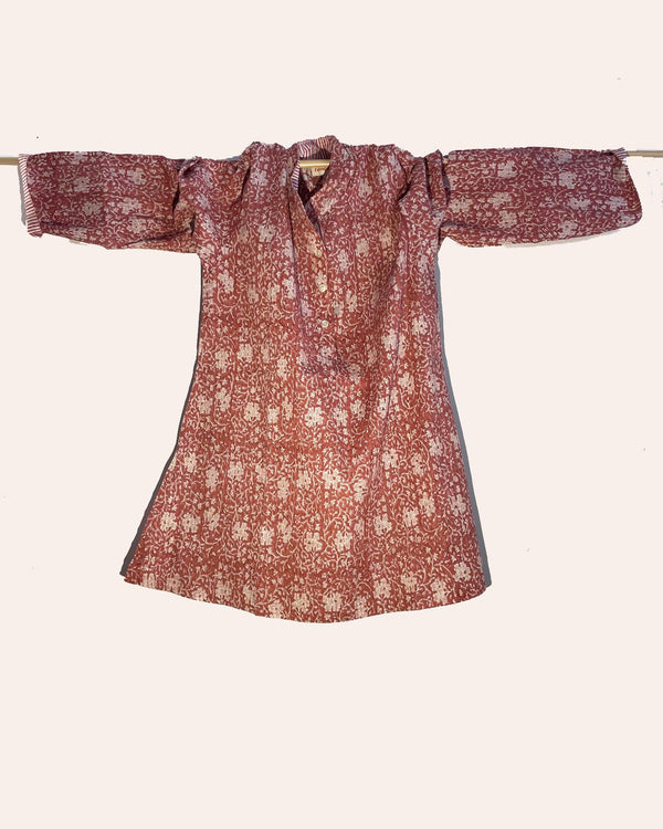Camicia donna cotone cucito a pieghe pintuck stampa rose bianche su terracotta vista frontale