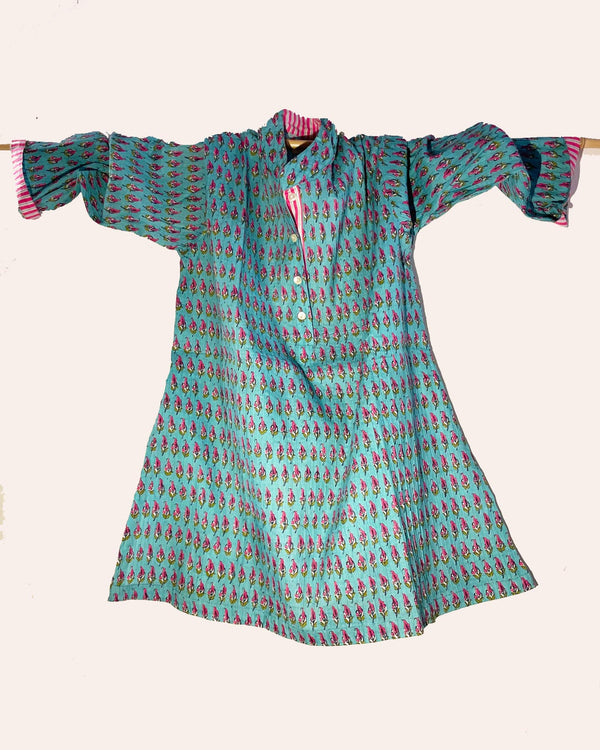 Camicia donna cotone cucito a pieghe pintuck motivo boccioli rosa su turchese vista frontale