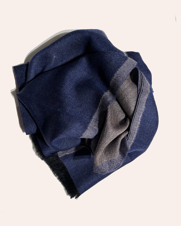 Scialle Blue Reversible lana seta blu Kashmir vista frontale