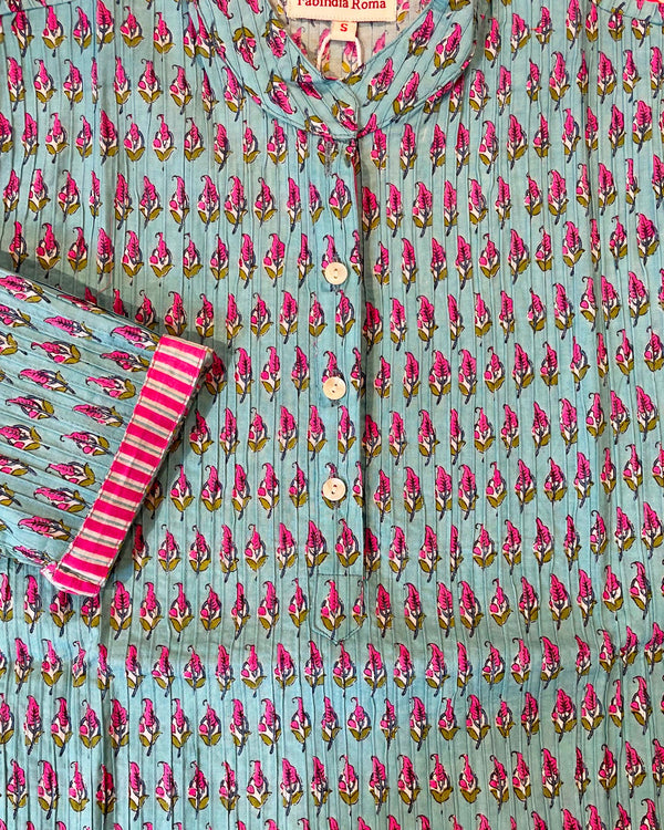 Camicia Pintuck Venezia dettaglio collo Nehru pieghe verticali e boccioli rosa su turchese