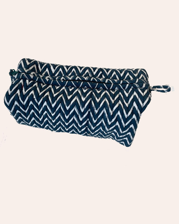 Astuccio trapuntato cotone blu motivo zig zag geometrico vista frontale