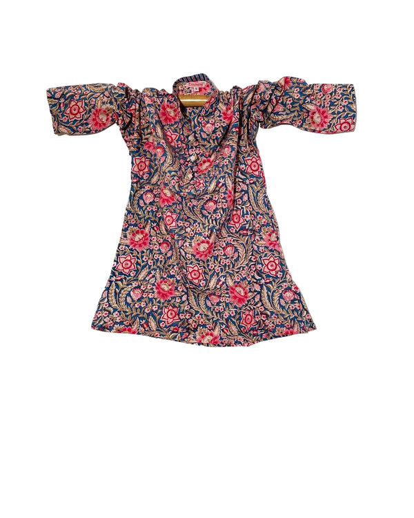 Kurta donna cotone stampato fiori rosa e corallo su fondo blu majorelle vista frontale