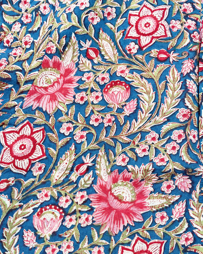 Ata Kurta Blu Majorelle dettaglio stampa floreale rosa con foglie su cotone blu intenso