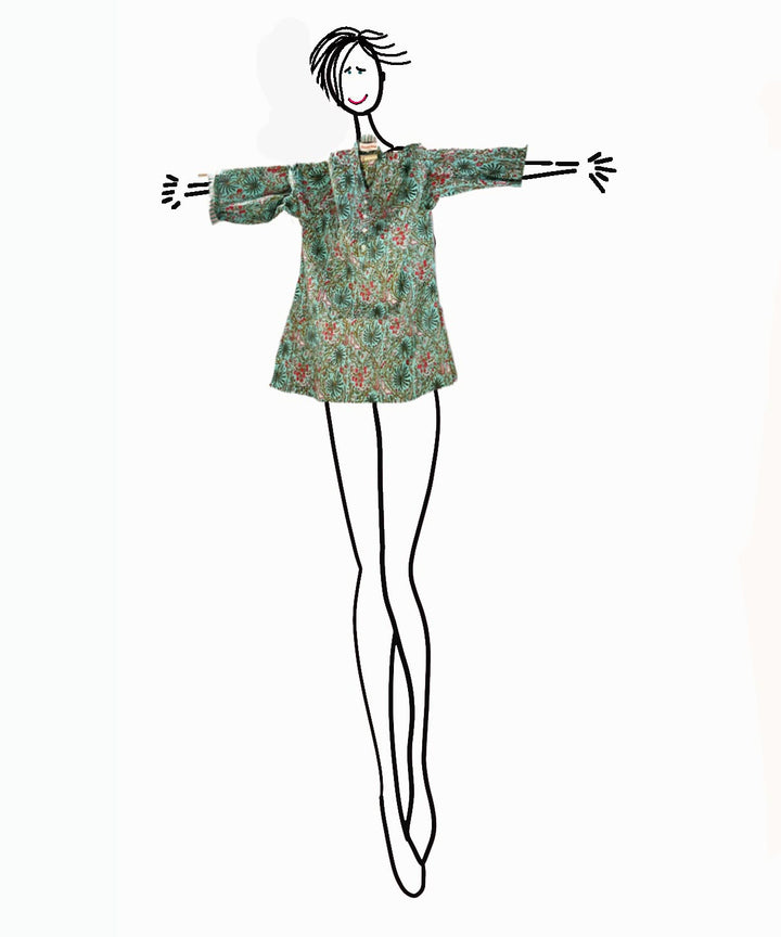 Illustrazione modella con camicia Pintuck Jungle Turquoise cotone a pieghe indossata