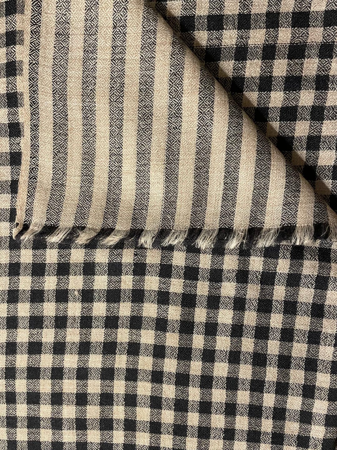 Scialle Black Checks and Stripes dettaglio bordo nero Kashmir