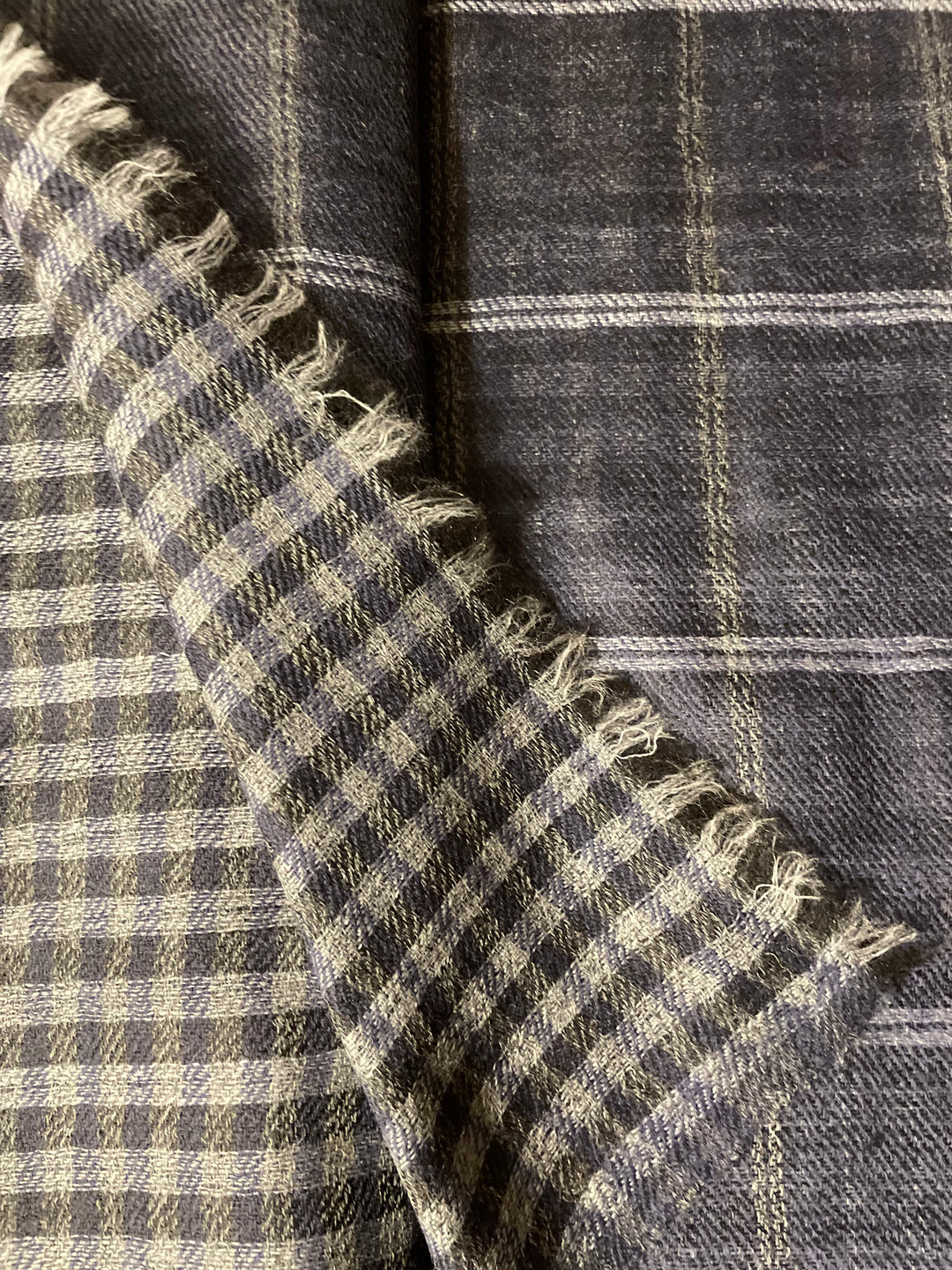 Scialle Blue Checks dettaglio trama quadri blu lana seta