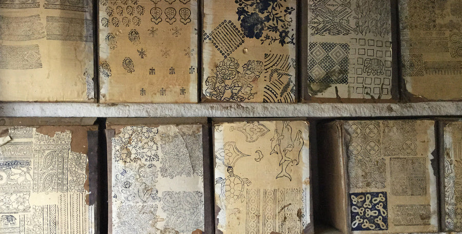 Scaffali dell'archivio con centinaia di campioni di stampe artigianali su cartoncino