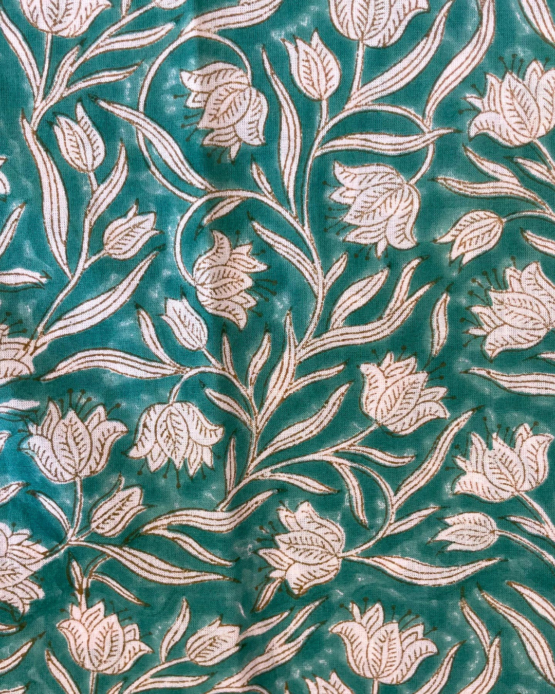 Tessuto cotone indiano block print motivo fiori Agra texture ravvicinata