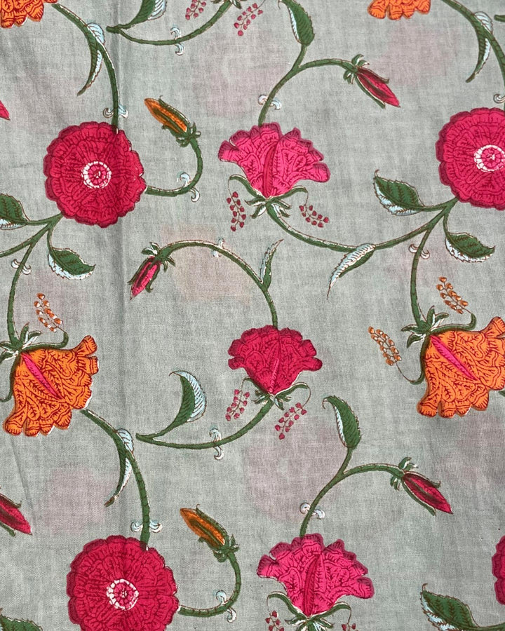 Tessuto cotone indiano stampato a mano rose fucsia e boccioli arancio su fondo verde salvia