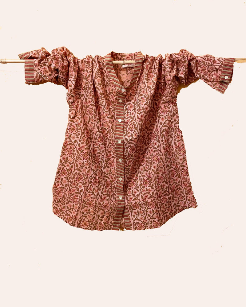 Camicia donna cotone stampato a mano motivo botanico Budleia rosa cipria e terracotta