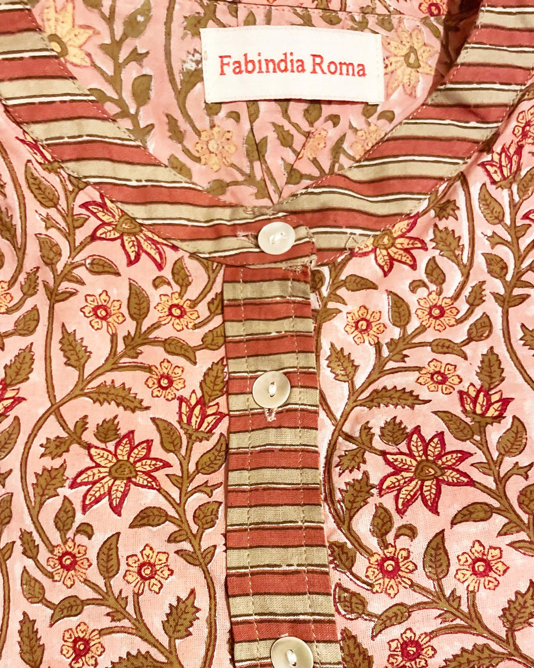 Camicia Bibi Budleia dettaglio collo Nehru e bordino a righe terracotta cotone block print