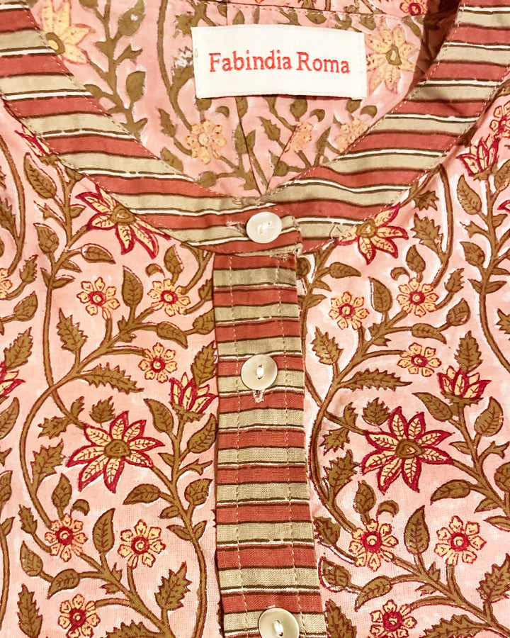 Camicia Bibi Budleia dettaglio collo Nehru e bordino a righe terracotta cotone block print