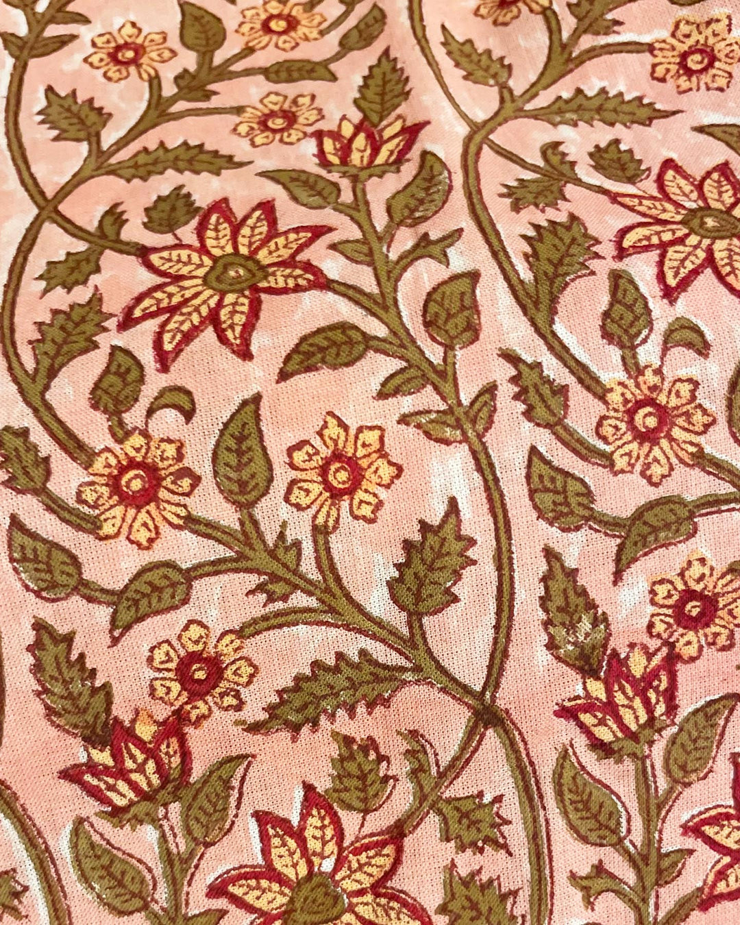 Tessuto cotone indiano stampato a mano fiori botanici rosa terracotta e oliva dettaglio