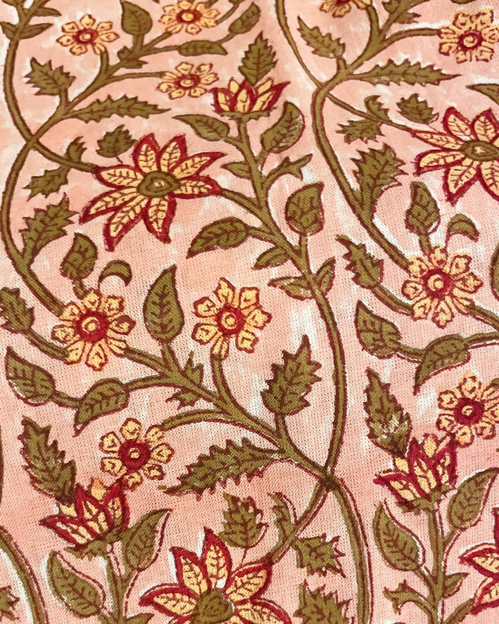 Tessuto cotone indiano stampato a mano fiori botanici rosa terracotta e oliva dettaglio