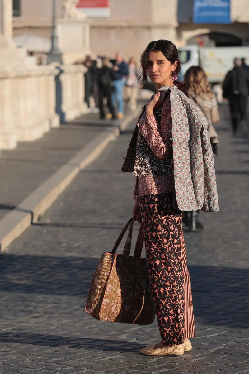 Modella con camicia Bibi Budleia cotone stampato a mano look completo Fabindia Roma