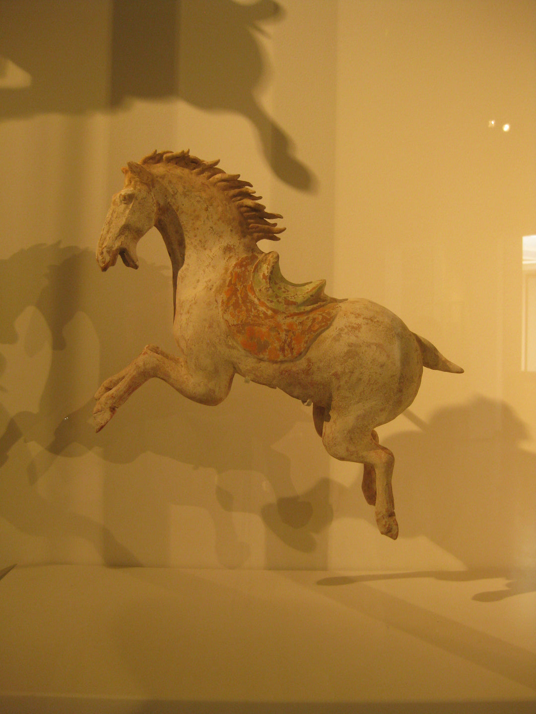 Scialle Juri Reversible ambientato museo scultura decorativa