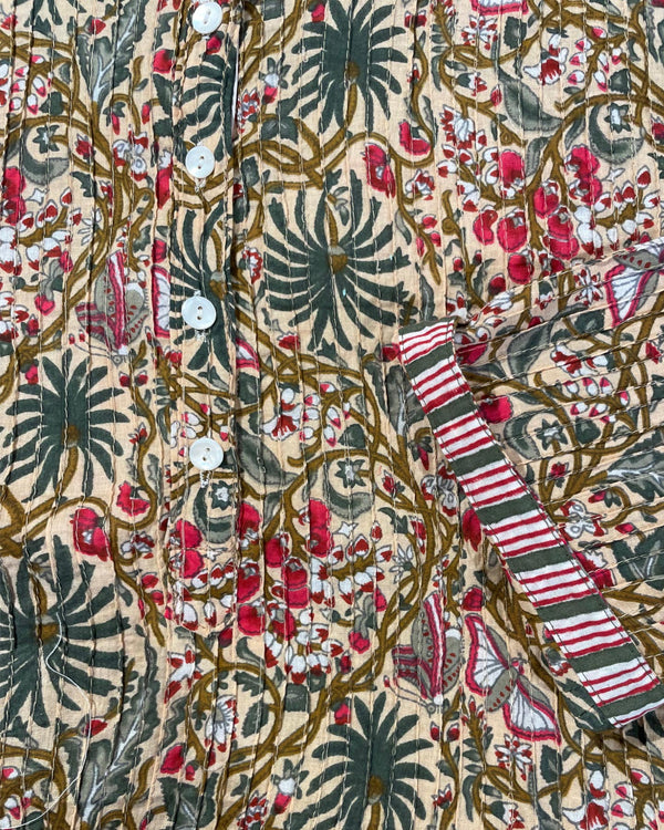 Camicia Pintuck Cream Jungle dettaglio tessuto cotone palme tropicali e ibiscus rossi su crema