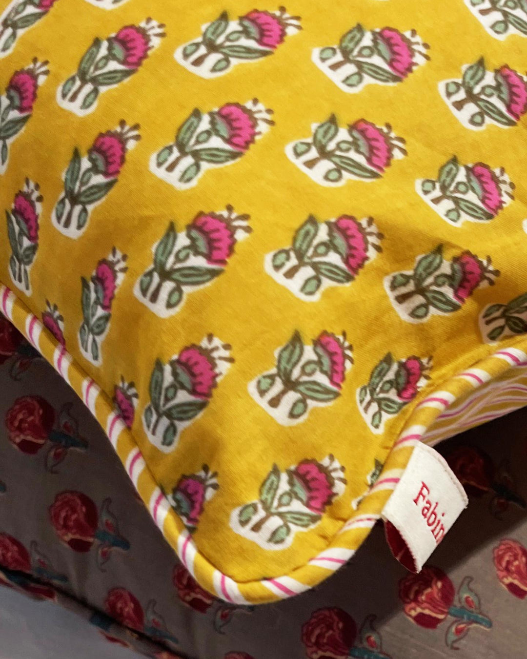 Cuscino cotone giallo stampato a mano dettaglio texture
