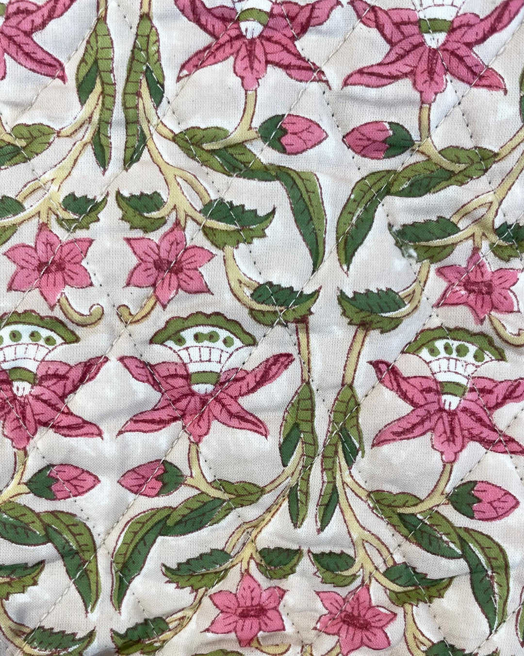 Dettaglio diamond quilting trapuntatura a rombi cotone stampato