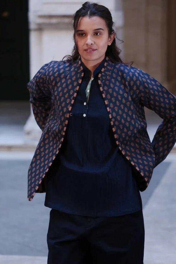 Giacca morbida trapuntata Kabir cotone blu profondo bottone piatto vista frontale