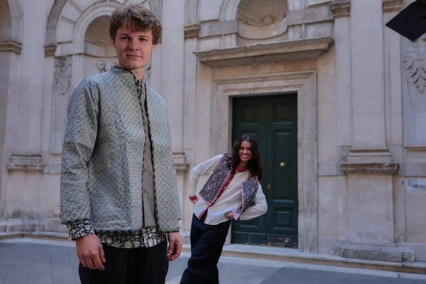 Giacca morbida trapuntata Sky cotone block print celeste bianco vista frontale