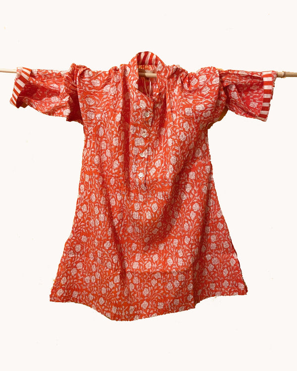 Camicia donna cotone a pieghe pintuck stampa rose bianche su fondo arancione vista frontale