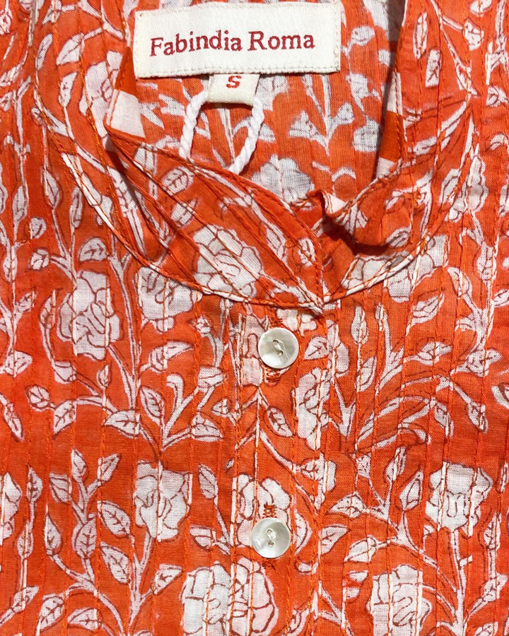 Camicia Pintuck Orange dettaglio collo Nehru pieghe verticali e rose bianche su arancione