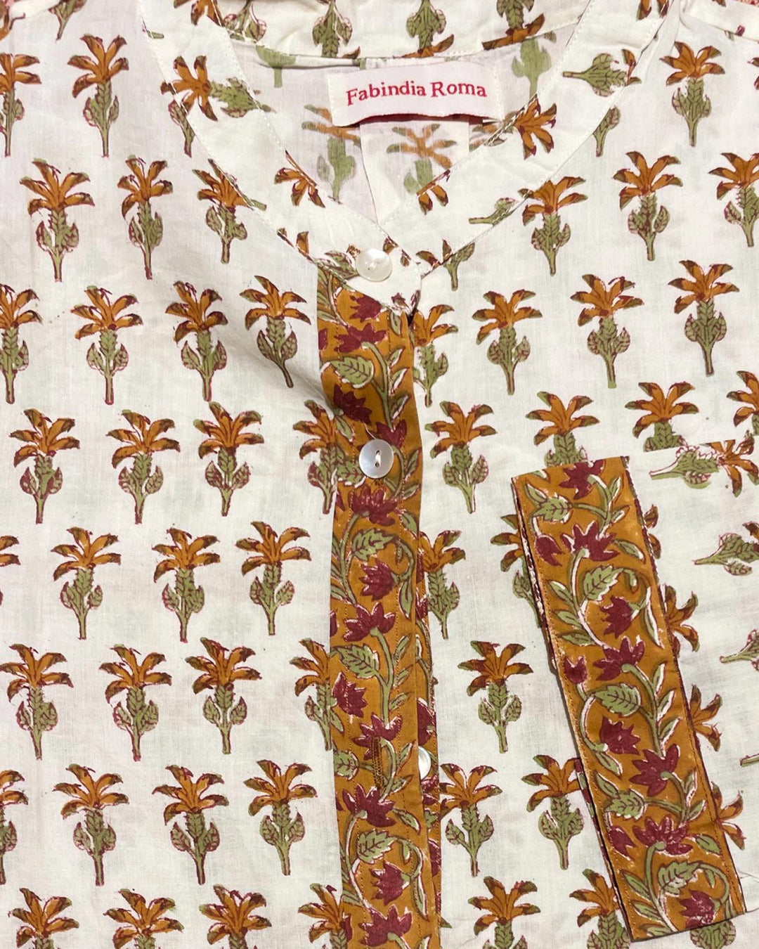 Camicia Bibi Palm dettaglio collo Nehru e bordino ocra con motivo floreale a contrasto