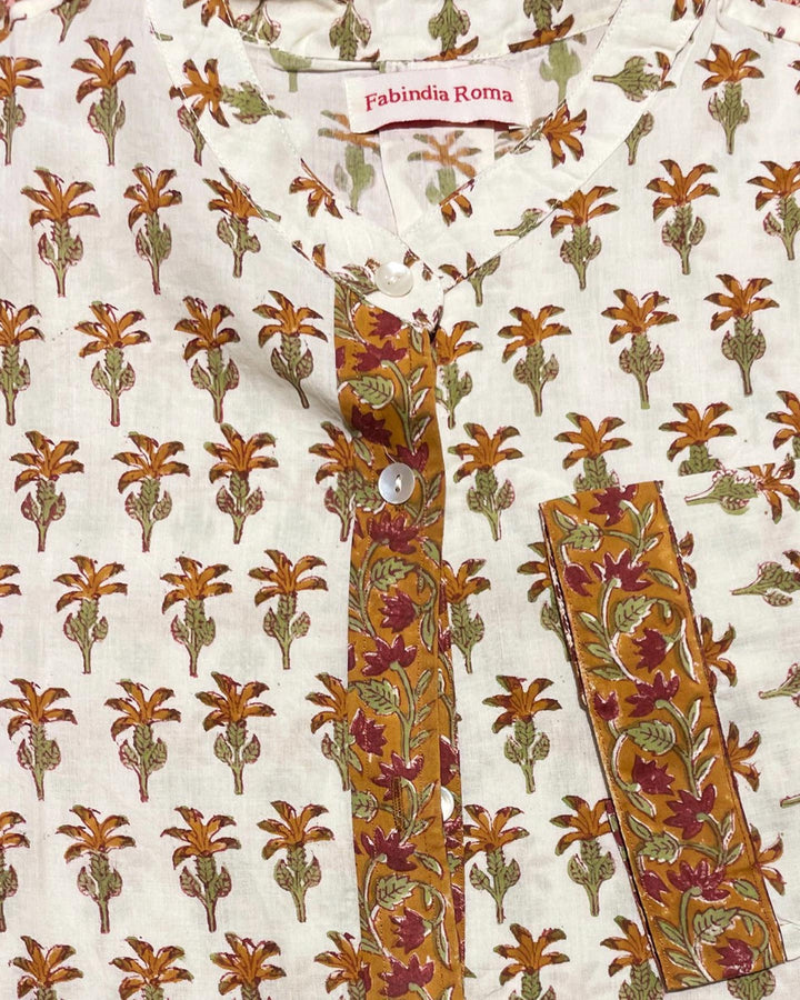 Camicia Bibi Palm dettaglio collo Nehru e bordino ocra con motivo floreale a contrasto