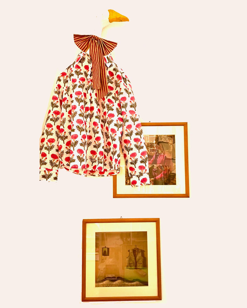 Papero iconico di Fabindia Roma vestito con camicia tessuto marigold e fiocco