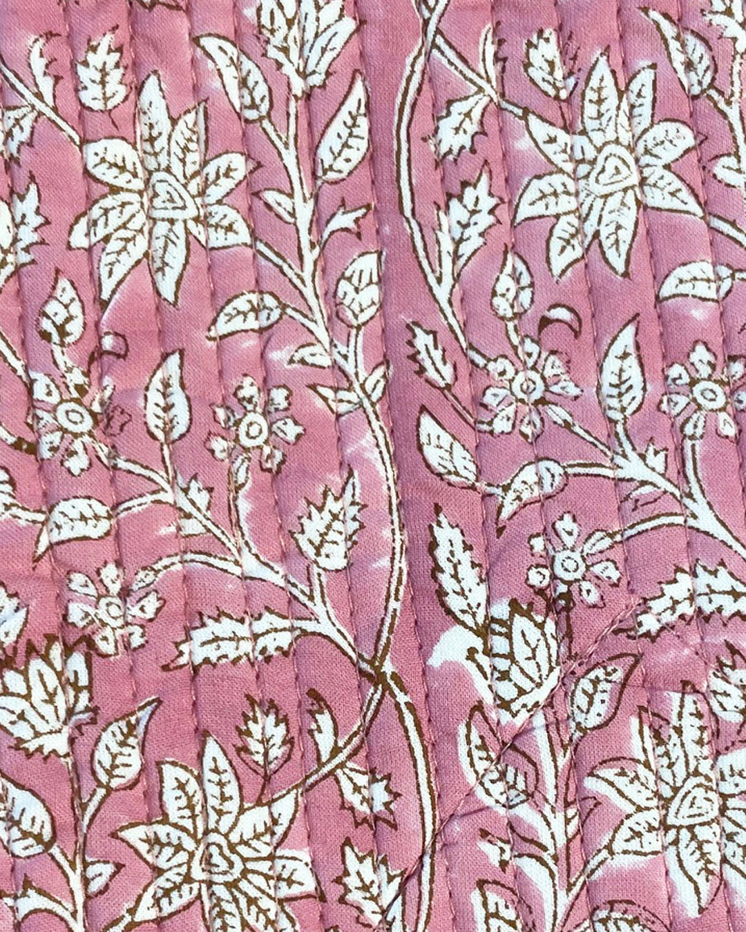 Gilet Pink City dettaglio bottone di stoffa e bordo cotone