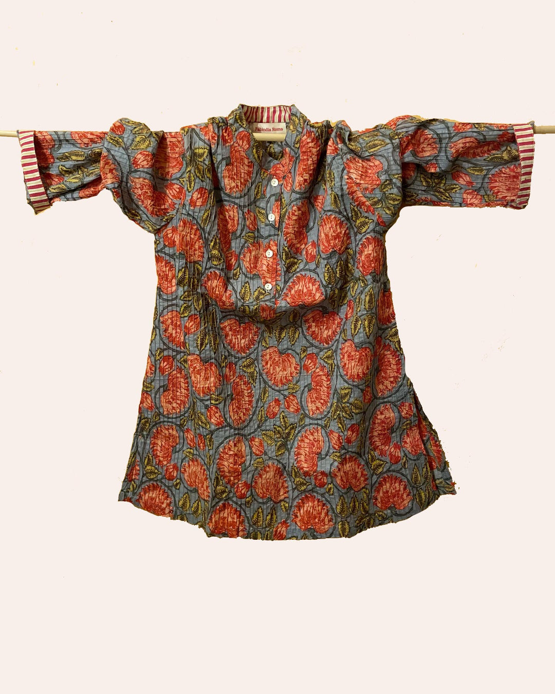 Camicia donna cotone a pieghe pintuck stampa fiori corallo su fondo celeste vista frontale