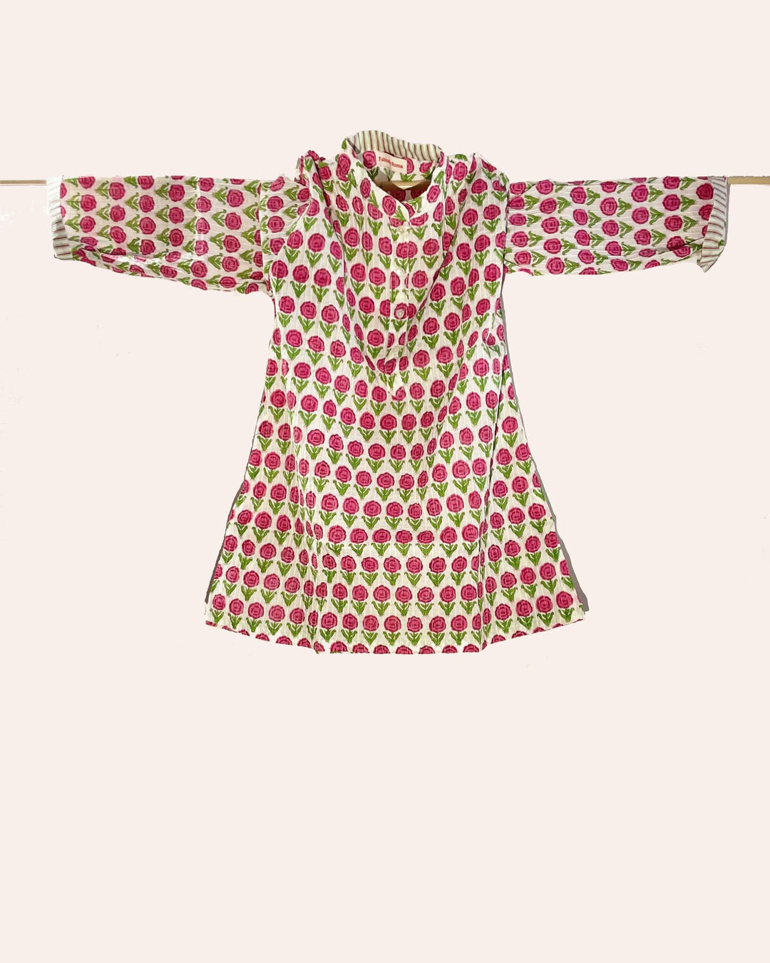 Camicia donna cotone a pieghe pintuck stampa rose fucsia e foglie verdi su fondo bianco