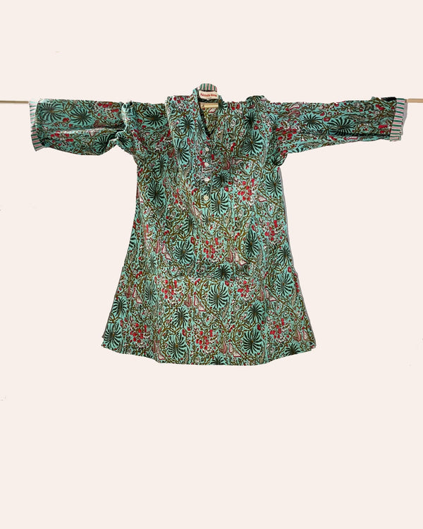 Camicia donna cotone a pieghe pintuck stampa foglie tropicali su fondo turchese vista frontale