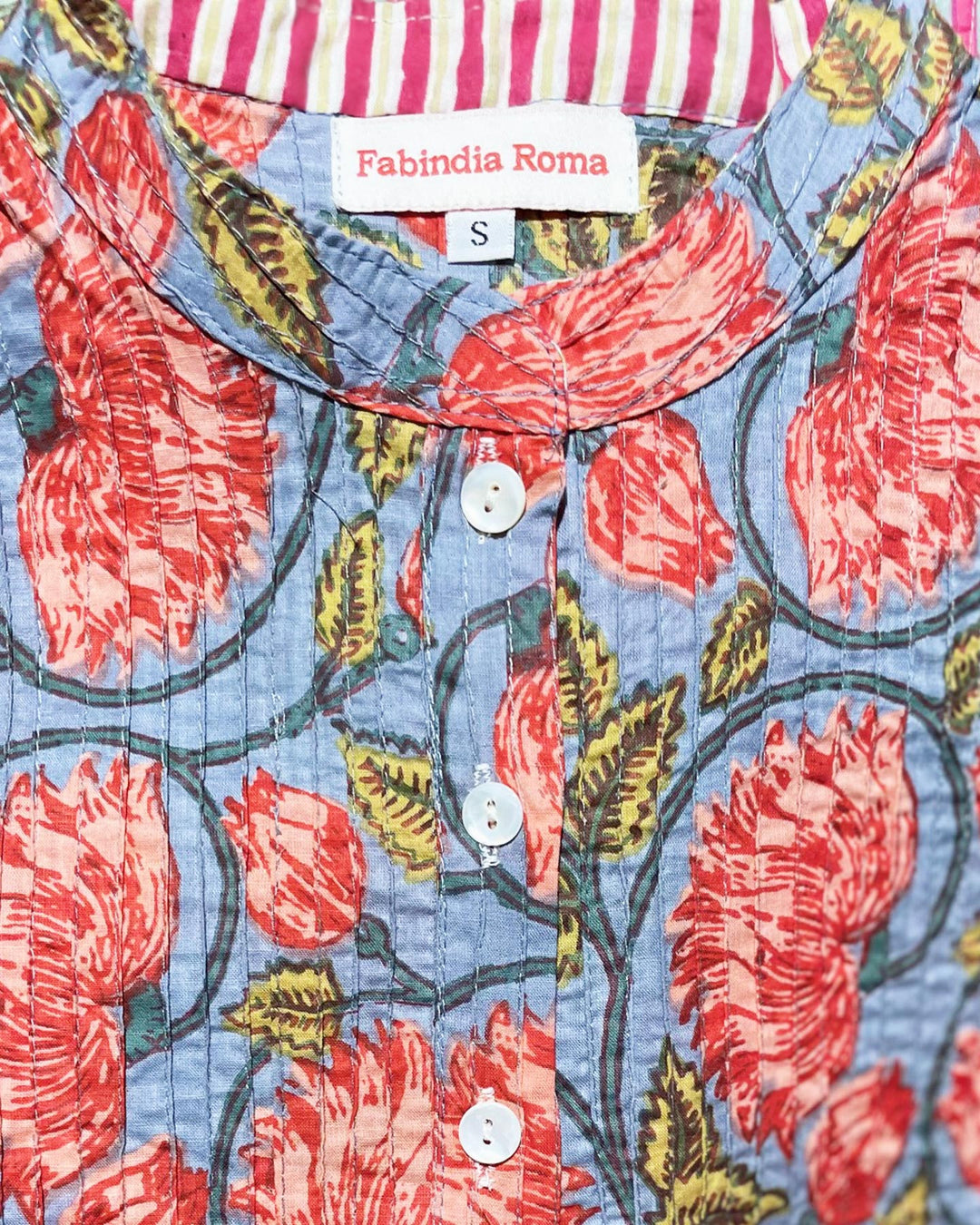 Camicia Pintuck Pond dettaglio collo Nehru pieghe verticali e fiori di loto corallo su celeste