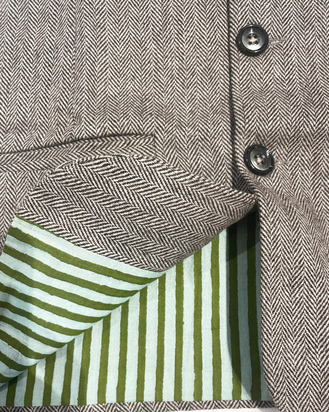 Nehru Jacket Fitted Lucy dettaglio collo e bottoni lana tweed