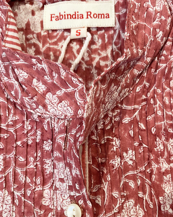 Camicia Pintuck Rose dettaglio collo Nehru pieghe verticali e stampa floreale terracotta