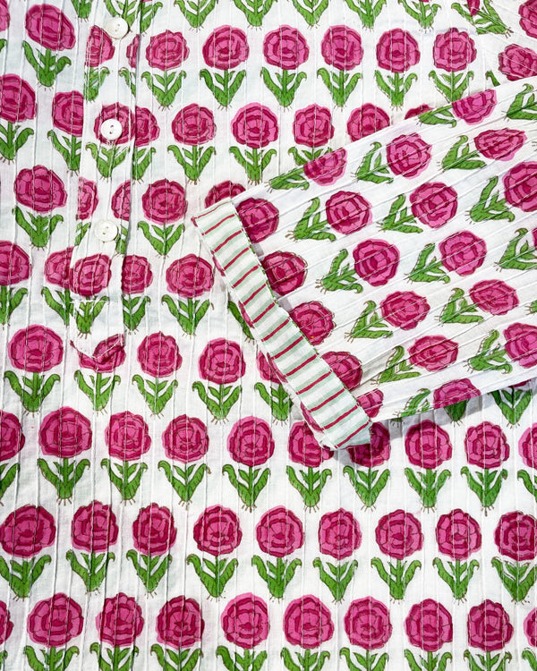 Camicia Pintuck Sunny Day dettaglio collo Nehru pieghe verticali e rose fucsia su bianco