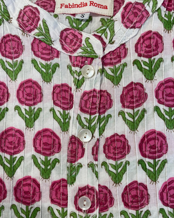 Tessuto cotone pintuck dettaglio pieghe rose fucsia foglie verdi e boccioli su fondo bianco