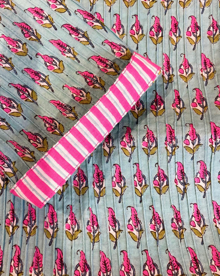 Tessuto cotone pintuck dettaglio pieghe e polsino a righe fucsia con bottone