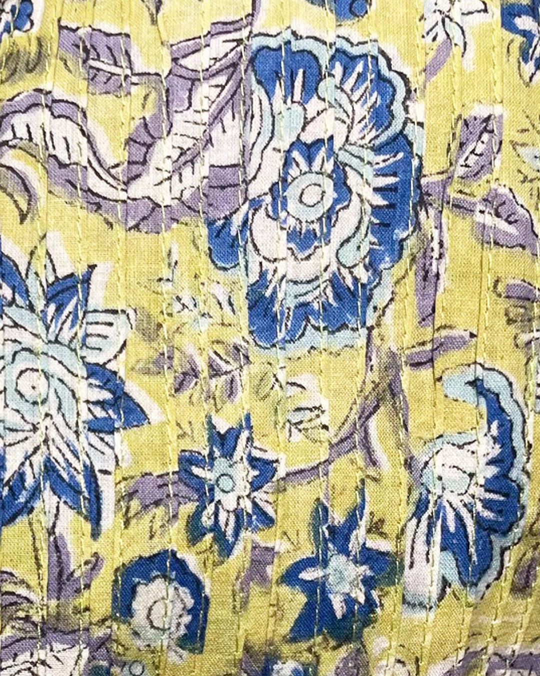 Tessuto cotone pintuck dettaglio pieghe fiori blu e azzurri su fondo giallo lime