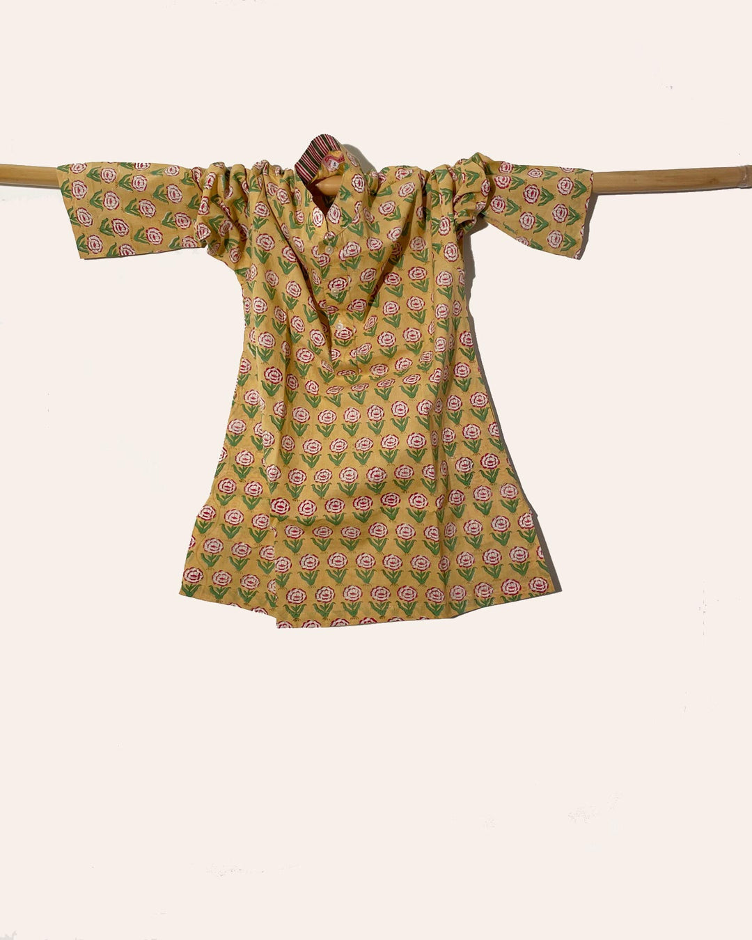 Kurta donna cotone stampato roselline bianche e foglie verdi su fondo giallo senape