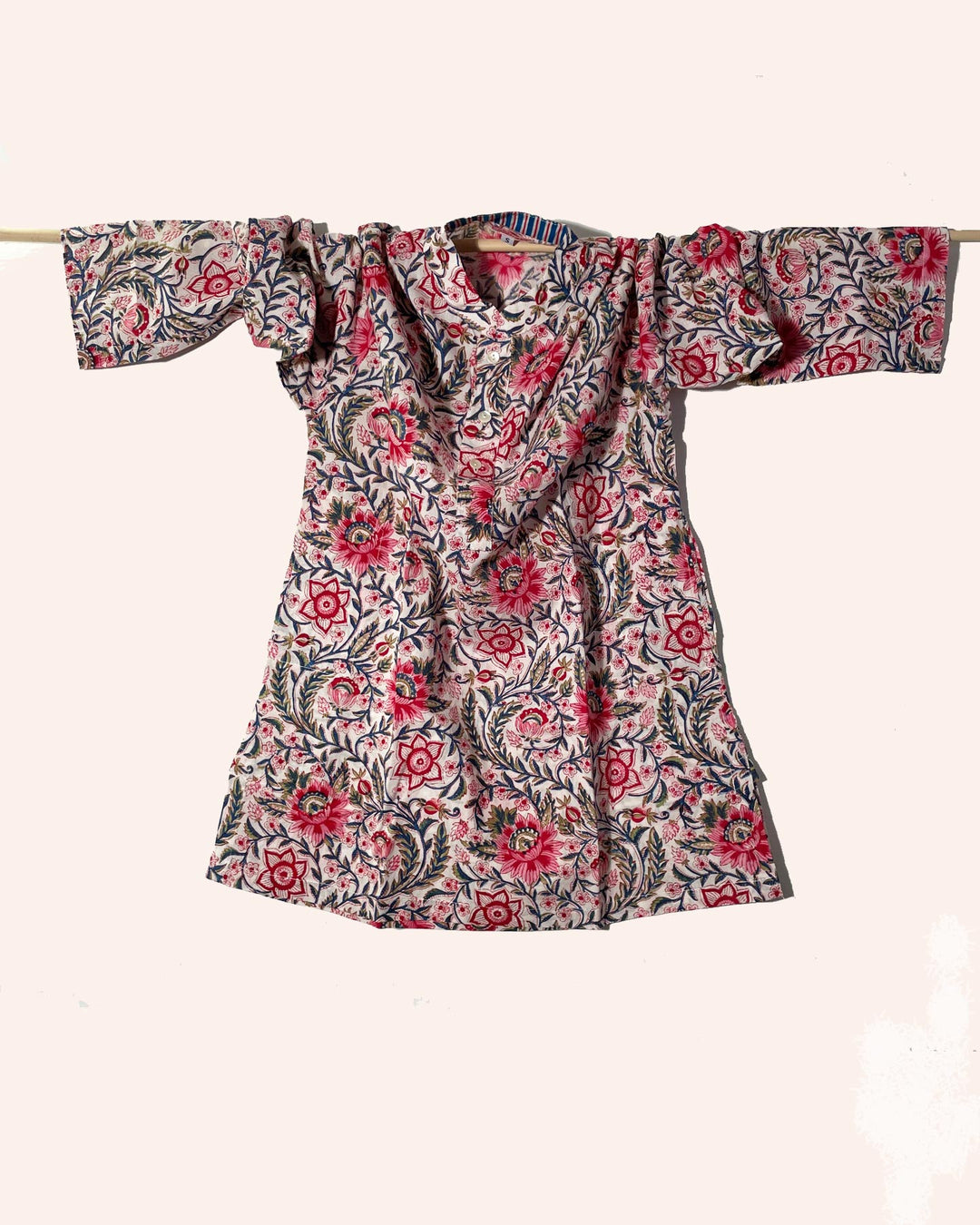 Kurta donna cotone bianco stampato fiori rosa e corallo dettaglio frontale ravvicinato