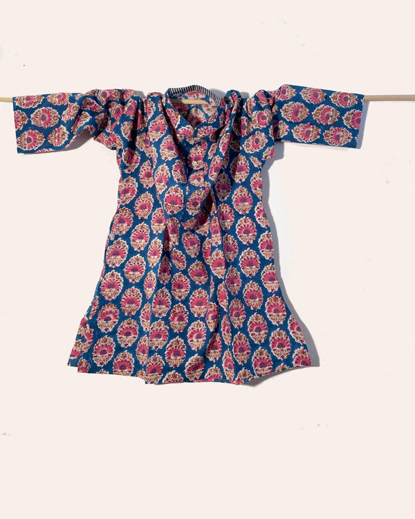 Kurta donna cotone stampato medaglioni floreali rosa e fucsia su fondo blu ceruleo