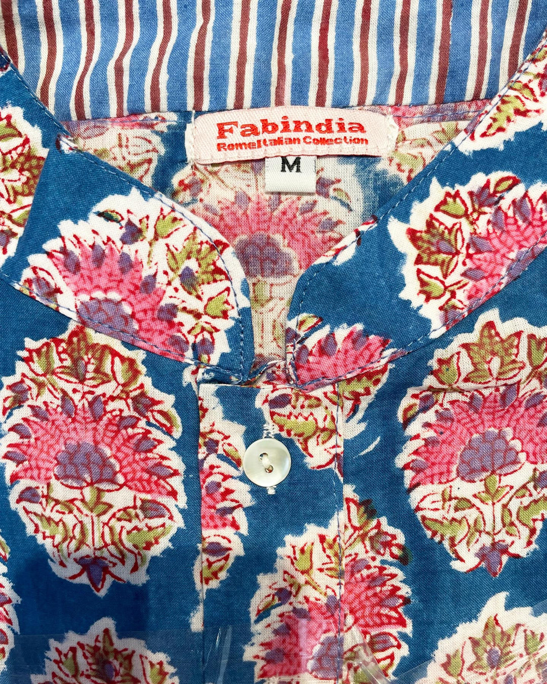Tessuto cotone indiano stampato motivo medaglioni rosa e fiori su fondo azzurro ceruleo