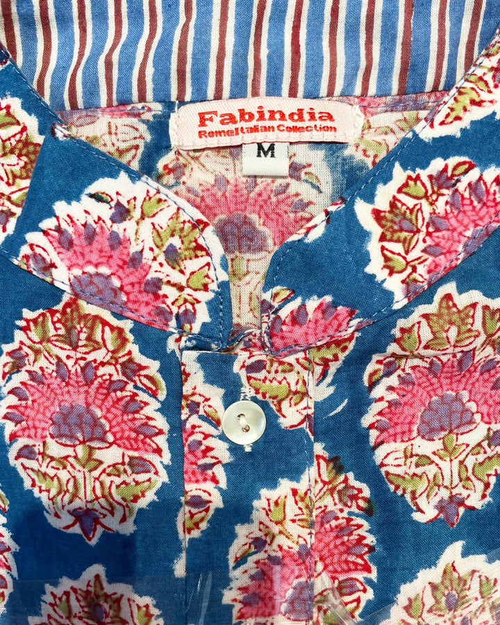 Tessuto cotone indiano stampato motivo medaglioni rosa e fiori su fondo azzurro ceruleo